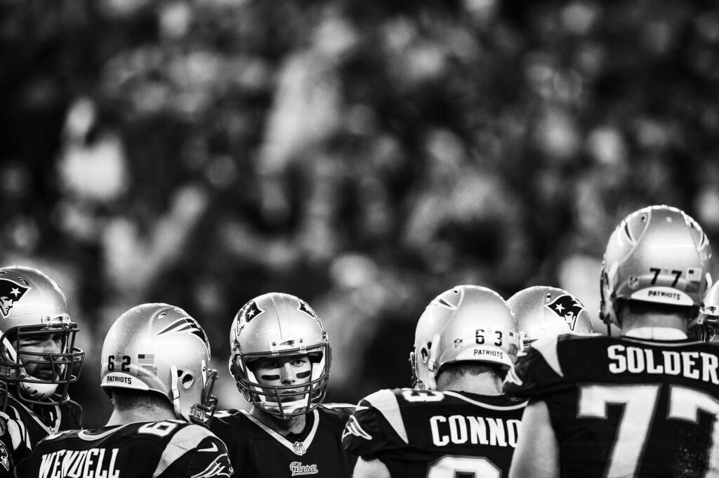 Brady con su equipo ofensivo durante un partido del campeonato de la afc en 2015