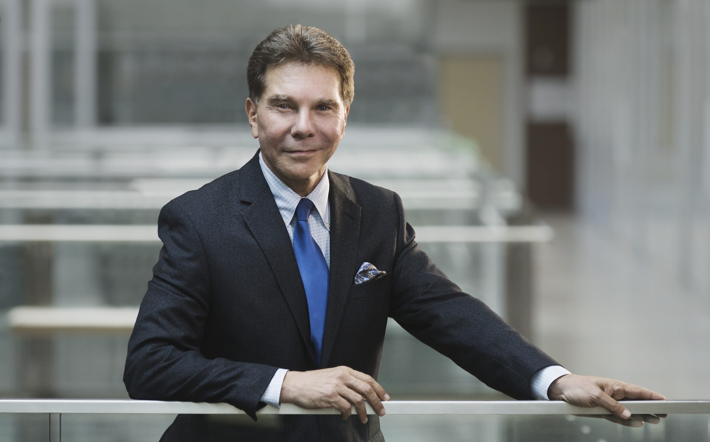 Robert Cialdini experto en influencia y persuasión