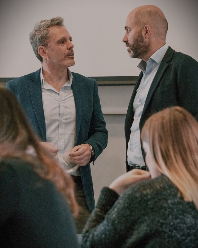 Directivo senior rechazado por el mercado laboral que se reinventa profesionalmente gracias al Método Fénix de Ricard González.